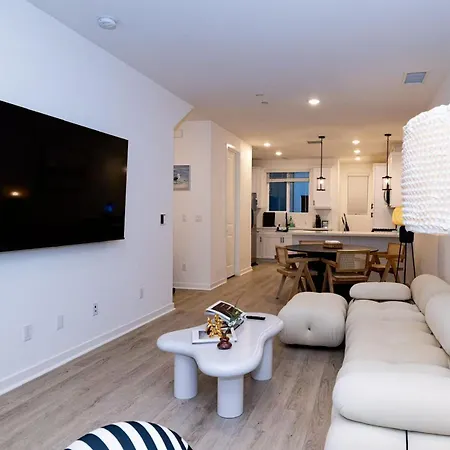 Modern Designer Stay Bright Chic & Spacious